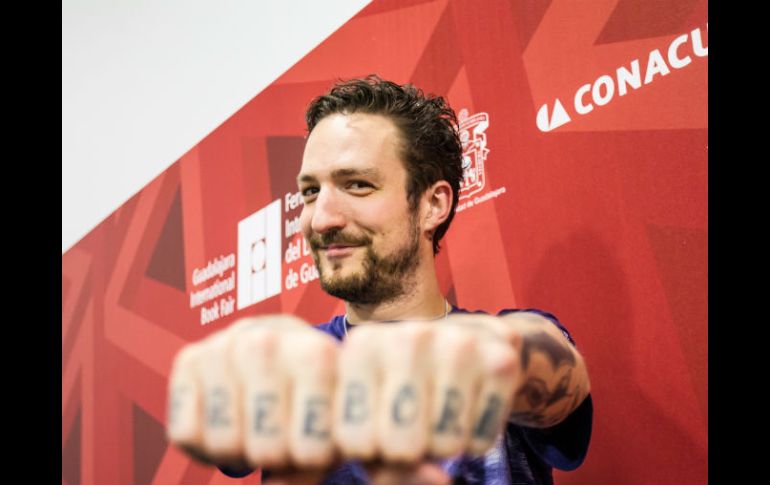 Frank muestra los tatuajes que tiene en sus dedos, que traducidas al español forman la palabra 'Nacido libre'. EL INFORMADOR / P. Franco