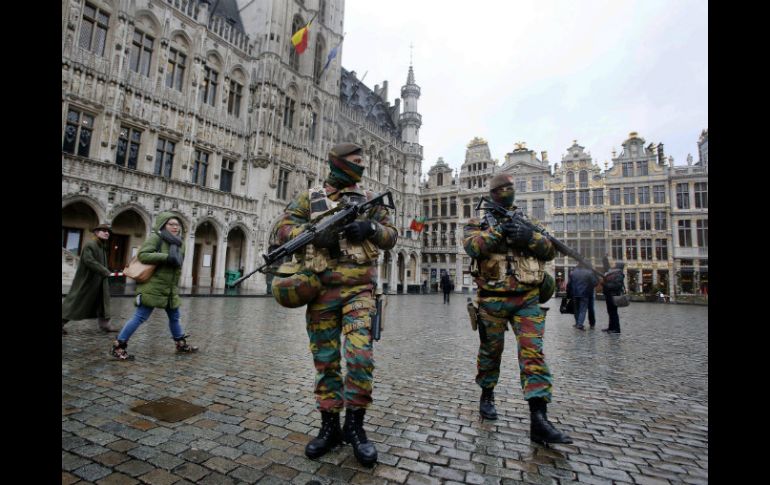 Unos mensajes de texto están en el origen de la decisión de elevar al máximo nivel cuatro la alerta terrorista en Bruselas. AP / ARCHIVO