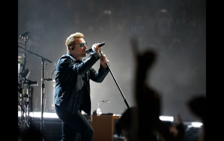 'A ellos les arrebataron su escenario hace tres semanas, y nos gustaría ofrecerles el nuestro', dijo Bono al presentar a Eagles. AP / T. Camus