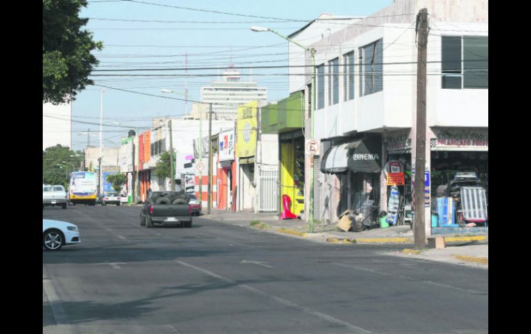 La calle 5 de Febrero es una odisea peatonal por los establecimientos que invaden banquetas con mercancías. EL INFORMADOR / M. Vargas