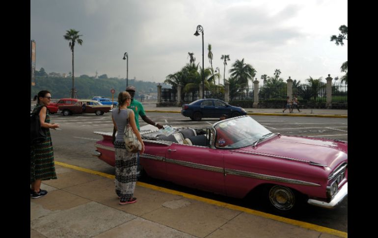 Turistas en una avenida de la Vieja Habana, la zona más antigua de la capital cubana. AFP / Y. Lage