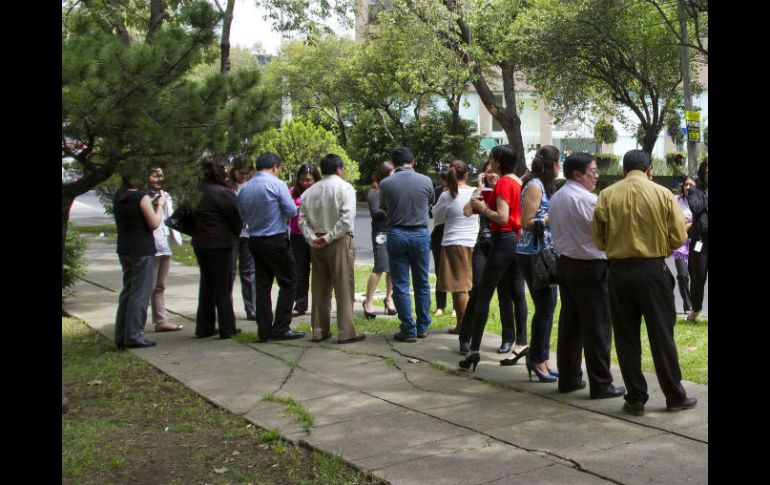En distintos edificios de Villahermosa, las personas salieron a las calles al momento de que se presentó el movimiento telúrico. NTX / ARCHIVO