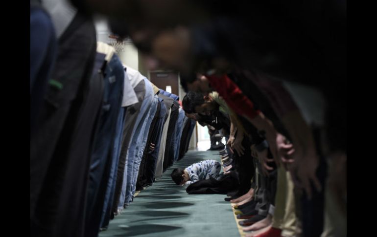 Un grupo de musulmanes durante una oración en el Centro de Estudios Adams, en Sterling, Virginia. AP / S. Gurbuz