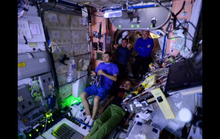 El astronauta Scott Kelly compartió fotos de sus compañeros de misión viendo la película. TWITTER / @StationCDRKelly