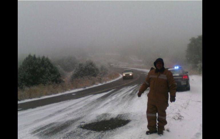 El tramo carretero Imuris-Cananea se mantiene cerrado debido a una nevada. NTX /