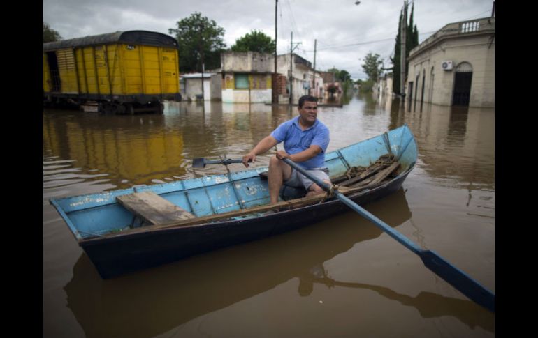 Las inundaciones en Sudamérica han obligado a miles de personas a huir de sus casas. AFP / ARCHIVO