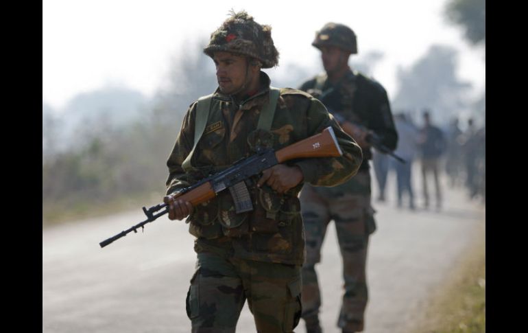 Soldados recorren los alrededores de la base aérea de Pathankot. AP / C. Anand
