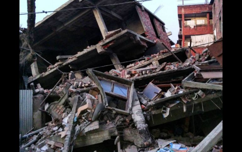 Imagen de una de las casas destrozadas tras el sismo de 6.7 grados. AFP / D. Shijagurumayum