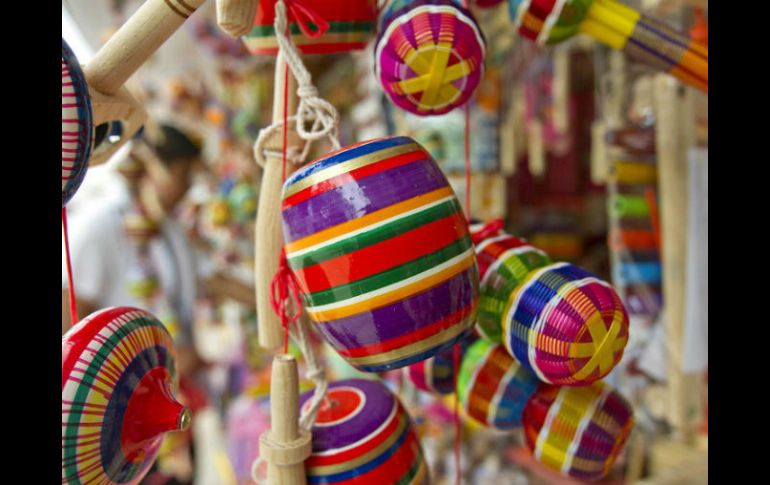 Varios juguetes como el balero se venden como artesanías en ferias tradicionales. NTX / ARCHIVO