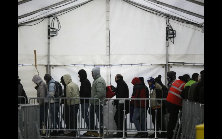 Es más rentable ayudar a los refugiados que ya están en Europa a reasentar a quienes siguen en Siria, señalan. AP / M. Schreiber
