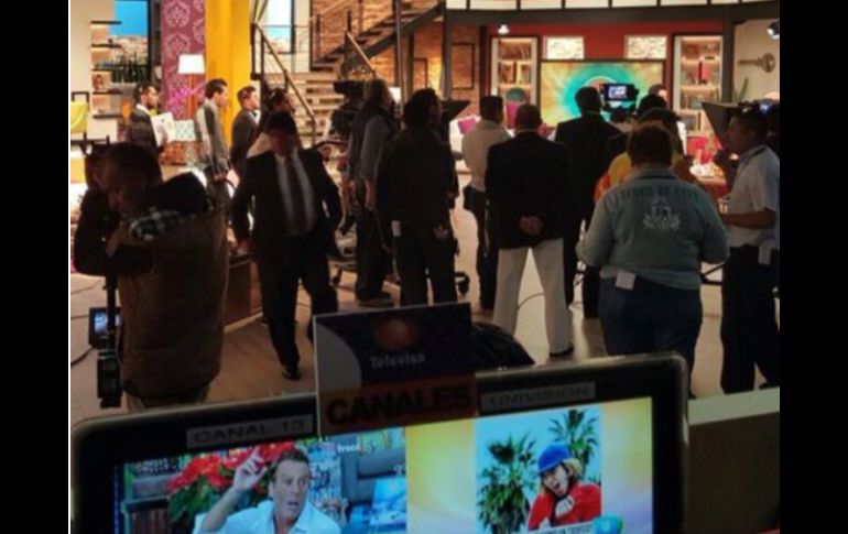 Raúl Osorio comparte una fotografía en donde se puede ver a la producción de 'Hoy' monitoreando a la competencia. TWITTER / @rulosorio