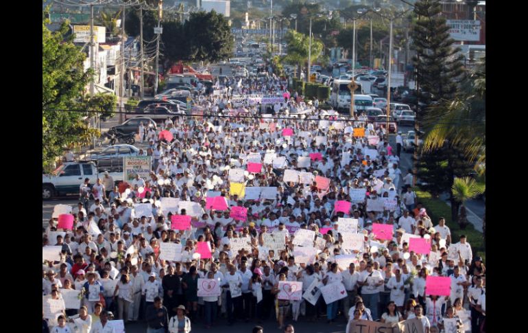 En la marcha surgen cartulinas para exigir justicia; en otras, sugieren que la madre de Gisela Mota tome su lugar. EFE / R. Sánchez