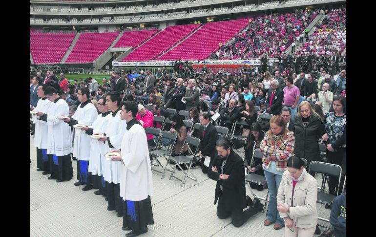 El cardenal Francisco Robles Ortega ofició una misa en la explanada del estadio Omnilife. EL INFORMADOR / M. Vargas