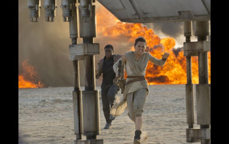 'Star Wars:The Force Awakens' generó 41.6 millones de dólares en Norteamérica y 104.3 en el resto del mundo. AP / D. James