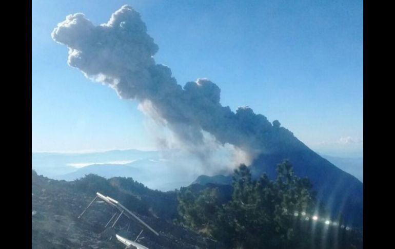 Imagen difundida por Protección Civil Jalisco del cráter del Volcán El Colima. TWITTER / @PCJalisco