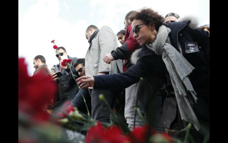 Cientos de personas se congregaron en Estambul para depositar flores y guardar un minuto de silencio en honor de las víctimas. EFE / S. Suna