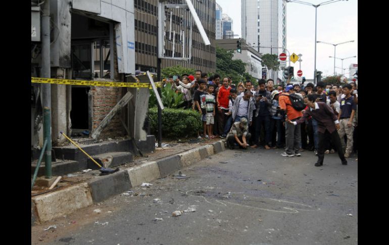 La zona done comenzó el atentado de atacantes suicidas y hombres armados, sigue acordonada. EFE / R. Bintang