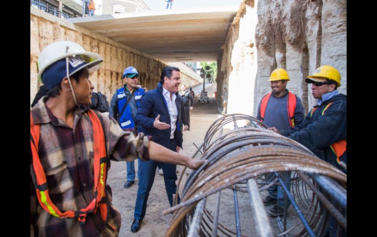 El gobernador del Estado, Aristóteles Sandoval, visitó ayer la obra en el túnel de Avenida Hidalgo. ESPECIAL /