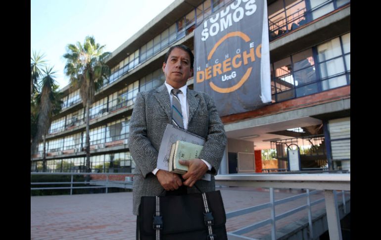 A sus 54 años de edad, Rafael Moreno ha vencido todos los obstáculos y está cerca de graduarse como abogado en la UdeG. EL INFORMADOR / M. Vargas
