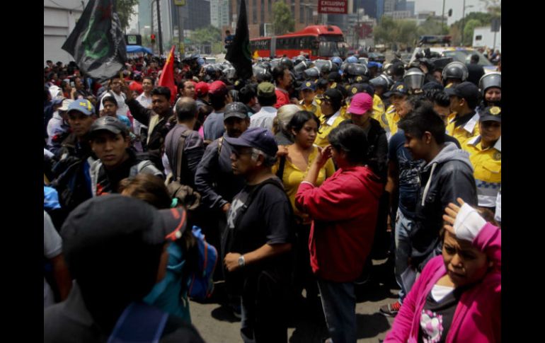 Otro grupo de manifestantes va hacia Plaza de la Constitución. SUN / ARCHIVO