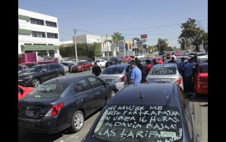 Socios de Uber Guadalajara se manifiestan en Plan de San Luis, afuera de las oficinas de la empresa. EL INFORMADOR / R. Tamayo
