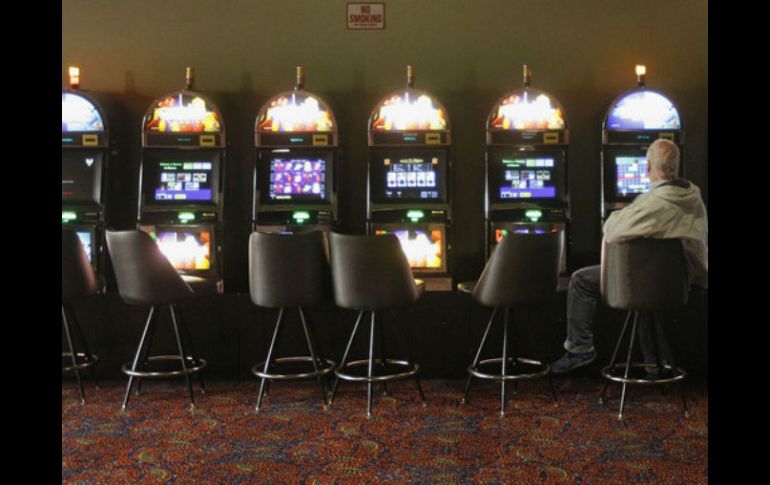 La resolución sobre las máquinas tragamonedas beneficia a las que operan en casinos autorizados y avaladas por Segob. AP / ARCHIVO