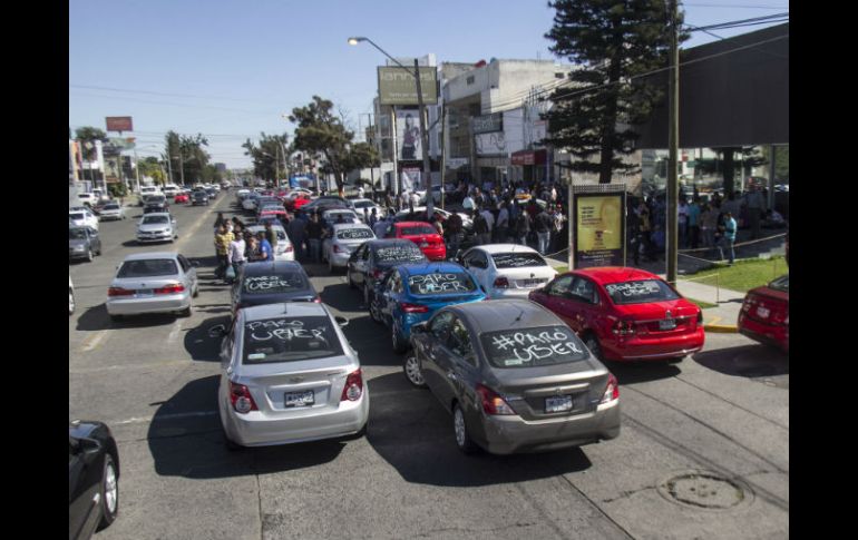 Operadores de Uber se manifestaron ayer afuera de las oficinas de la empresa, ubicadas en Plan de San Luis esquina con calle Elba. EL INFORMADOR / R. Tamayo