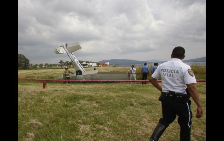La avioneta quedó atravesada obstruyendo carril de baja y acotamiento en el kilómetro 318 de la carretera. EL INFORMADOR / ARCHIVO