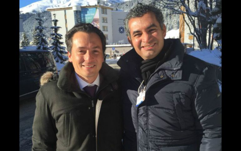 Enrique Ochoa Reza (d), junto a Emilio Lozoya Austin, en el Foro de Davos. TWITTER / @EnriqueOchoaR