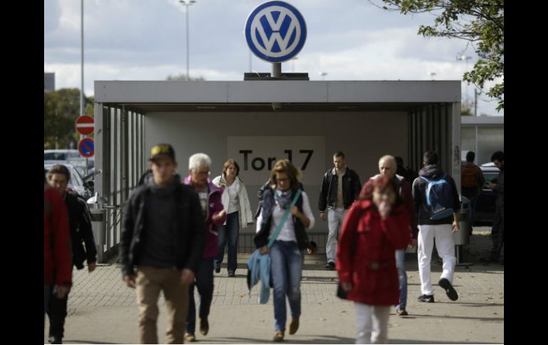 Según la revista, Volkswagen tenía previsto acometer el despido de los trabajadores a principios de verano. AP / ARCHIVO