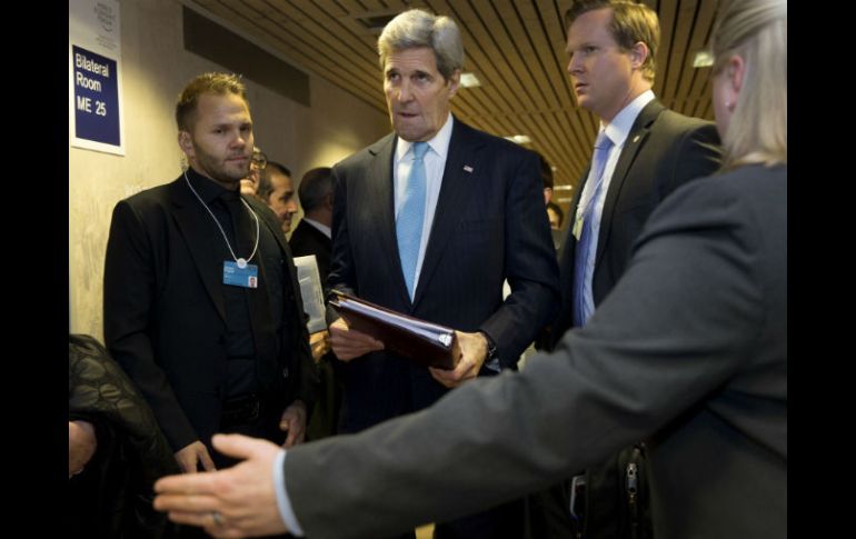 John Kerry afirma que si cazan al gobierno iraní financiando terrorismo, tendrán un problema con EU y otros actores. AP / J. Martin