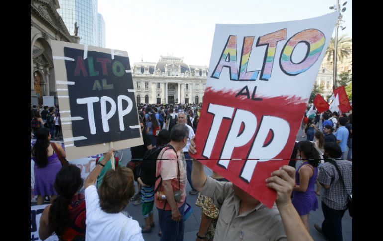 En algunas de ellas se leía 'Hazte participe del rechazo al TPP desde ya, no seas cómplice pasivo'. EFE / M. Ruiz