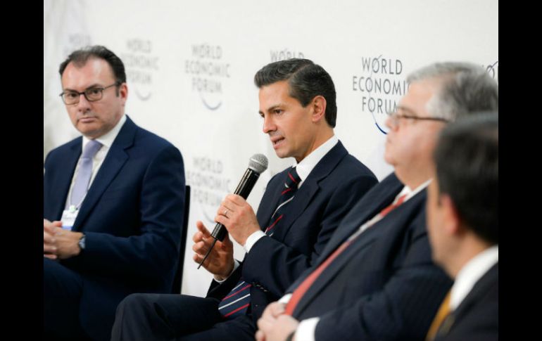 Peña Nieto estuvo acompañado de los secretarios de Turismo, Economía, Hacienda, Educación y de Comunicaciones y Transportes. NTX / ARCHIVO
