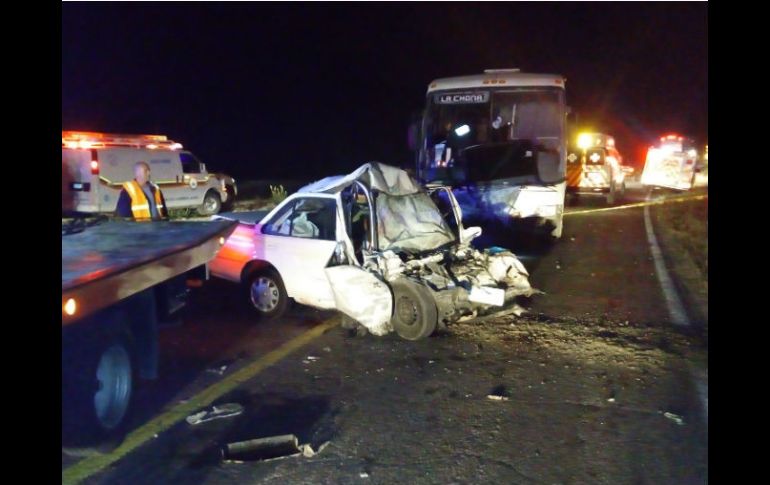 Las tres personas que viajaban en el auto perdieron la vida en el accidente. ESPECIAL / UEPCBJ
