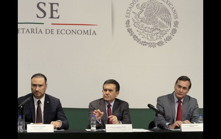 El secretario de Economía (c) explica que actualmente el comercio de México asciende a dos mil millones de dólares. NTX / J. González