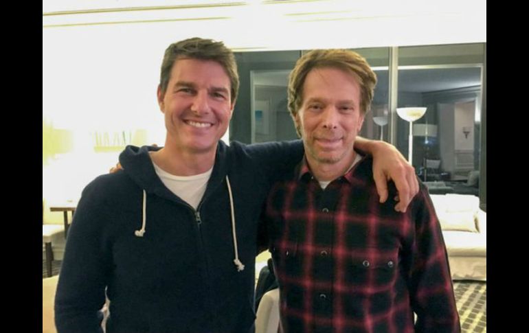 El productor Jerry Bruckheimer compartió en su cuenta de Twitter una foto con Tom Cruise. TWITTER / @BRUCKHEIMERJB