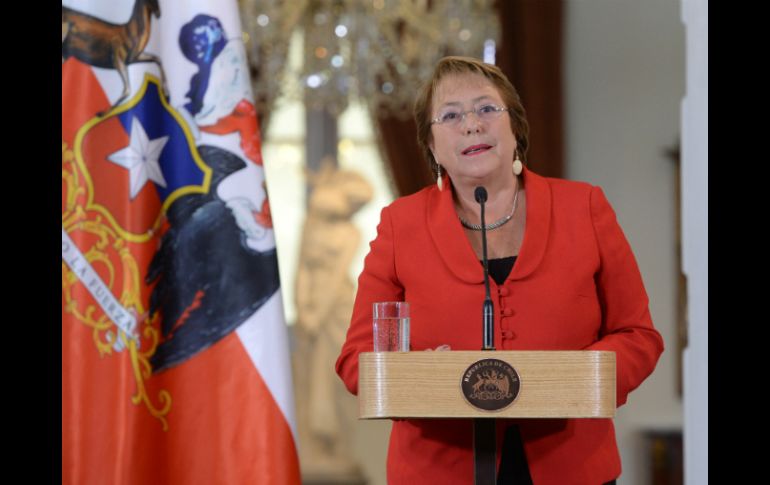 Bachelet aseguró que seguirá trabajando y que cumplirá sus compromisos 'para hacer de Chile un país más equitativo'. EFE / A. Ibañez