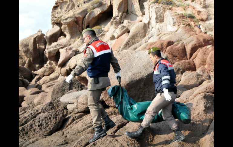 Guardacostas turcos continúan la búsqueda de posibles desaparecidos del barco que transportaba a por lo menos 120 personas. EFE /