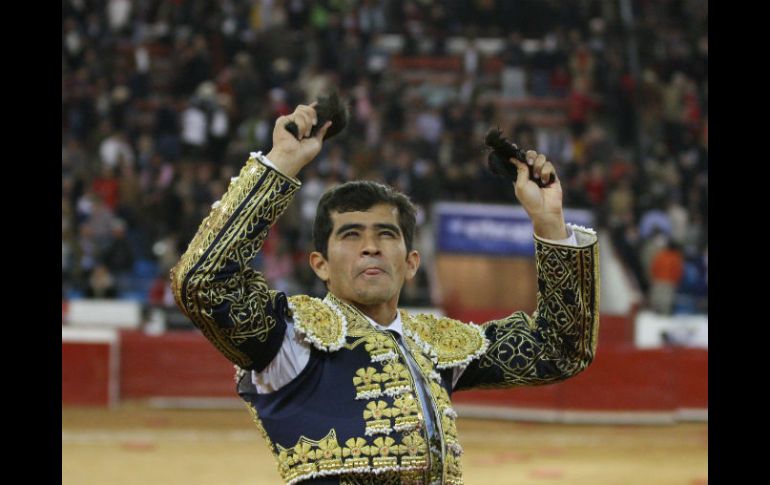El torero mexicano Joselito Adame celebra tras cortar dos orejas durante el mano a mano. EFE / M. Guzmán