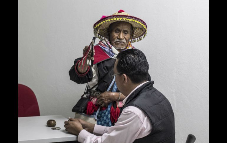 Chamán. Agustín de la Torre Santiago, de 70 años de Mara’akame, hace una limpia. EL INFORMADOR / R. Tamayo