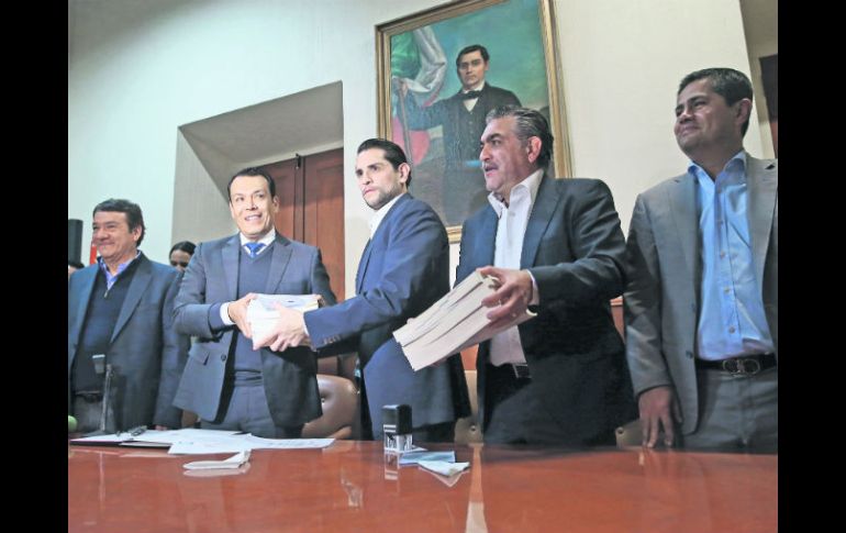El presidente de la Junta de Coordinación Política, Enrique Aubry, recibe el Tercer Informe de Gobierno. EL INFORMADOR / M. Vargas