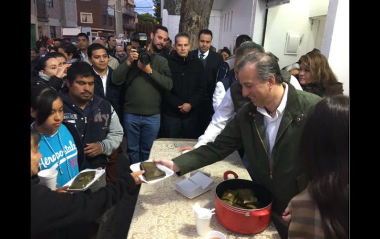 Durante su visita a una Lechería Liconsa de Azcapotzalco, repartió tamales a los asistentes. TWITTER / @JoseAMeadeK