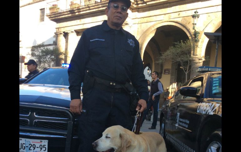 ''Es una chulada de compañero'', dice el policía Andrés Ríos, veterinario de profesión y compañero de ''Charger''. EL INFORMADOR / V. Arenas