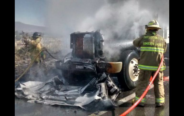 En su cuenta de Twitter, la UEPC informa sobre el incendio de la cabina del camión y de pastizal en la zona. TWITTER / @PCJalisco