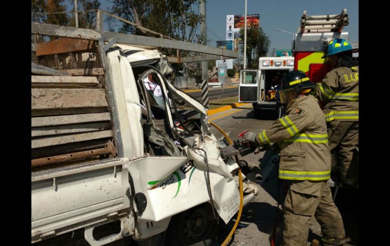 El accidente ocurre en el cruce de avenida López Mateos y Ramó Corona, en la colonia Santa Anita. ESPECIAL / Bomberos de Tlajomulco