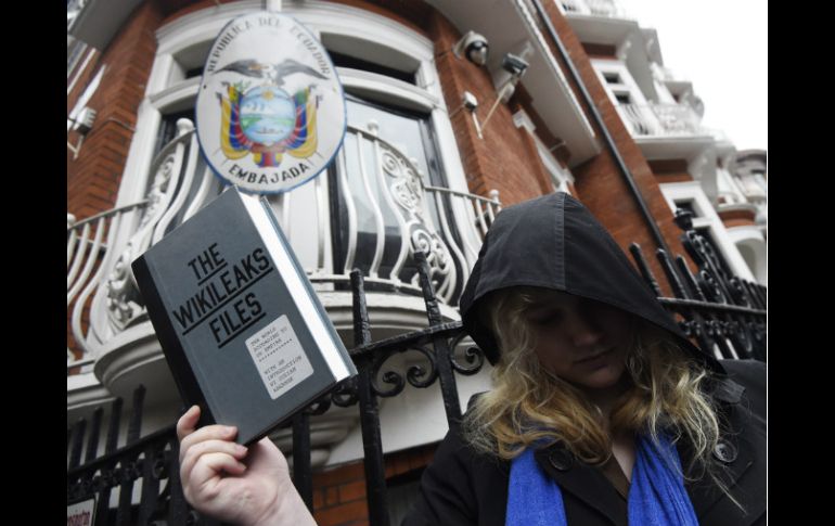 El gobierno británico reitera a Assange que será arrestado y extraditado a Suecia si abandona la sede diplomática. EFE / F. Arrizabalaga