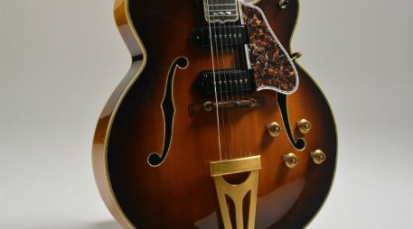 Entre las más destacadas está una Gibson 1952 fabricada para el difunto guitarrista de estudio Tony Mottola. AP /
