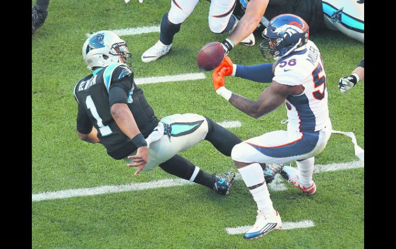 El linebacker de los Broncos de Denver, Von Miller, le despoja el ovoide al quarterback de las Panteras, Cam Newton. EFE / T. Avelar