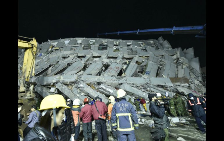 Los equipos de rescate continúan su labor en la ciudad de Tainan. AFP / S. Yeh