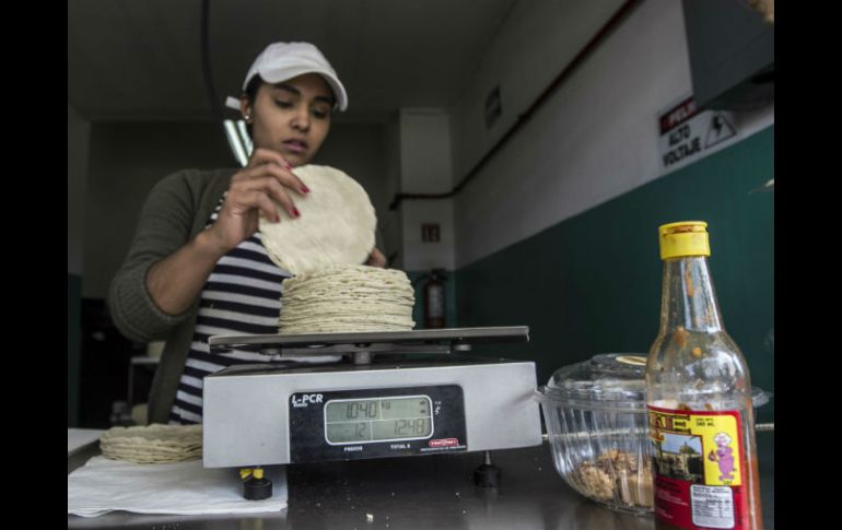 Pese al anuncio sobre el aumento en el precio de la tortilla, algunos establecimientos mantienen en 12 pesos el kilogramo. EL INFORMADOR / R. Tamayo